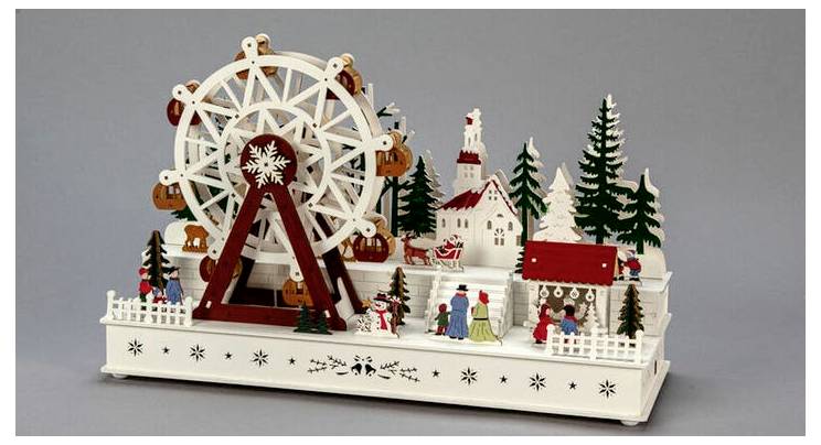 Hölzernes Riesenrad-Modell mit festlichen Figuren und Bäumen, das eine winterliche Dorfszene mit Menschen darstellt, die die Attraktion genießen.