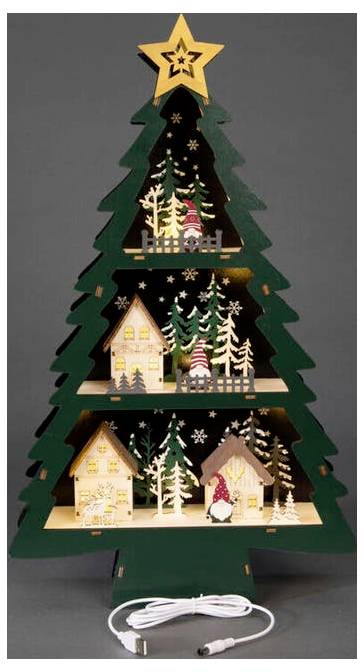 Ein Weihnachtsbaum aus Holz mit drei gestaffelten Abschnitten, wobei jeder Abschnitt beleuchtete Winterszenen mit kleinen Häusern, Bäumen und Gnomen enthält; per USB betrieben.
