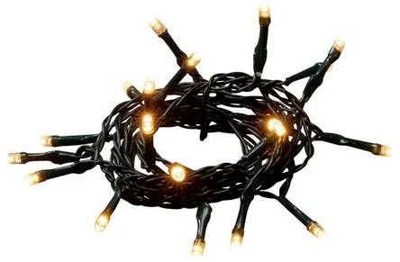 Eine aufgewickelte Lichterkette aus warmweißen LED-Lichterketten mit dunkelgrünem Kabel, geeignet für dekorative Beleuchtung.