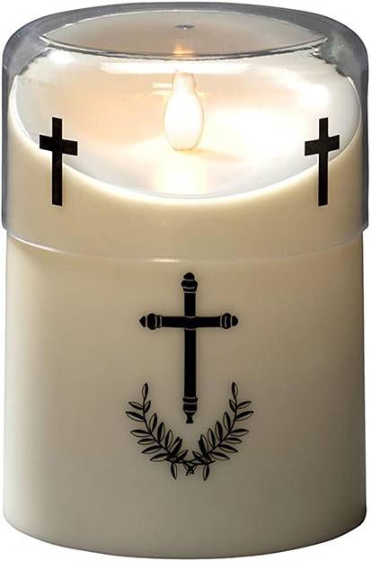 Eine weiße elektronische Kerze mit einem Flammensymbol und schwarzen Kreuzdesigns am Fuß und Deckel, die für Gedenkfeiern oder spirituelle Zwecke verwendet wird.
