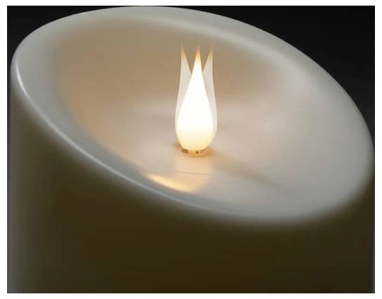 Eine sanft leuchtende LED-Lampe ahmt eine Kerzenflamme in einem glatten, geschwungenen Halter nach und sorgt für stimmungsvolles Ambiente-Licht.