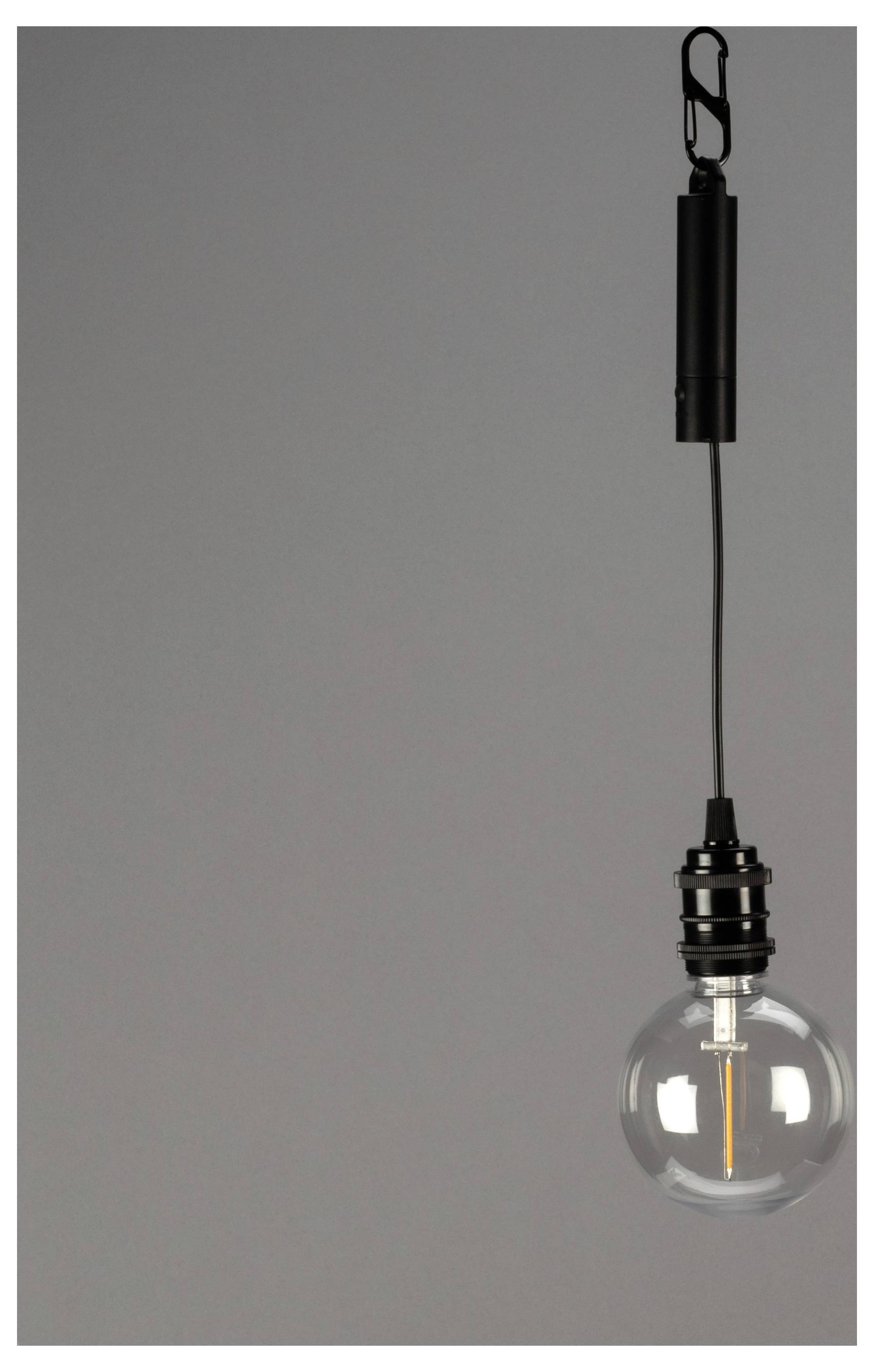 Eine einzelne freiliegende Glühbirne mit sichtbarem Glühfaden hängt an einem schwarzen Draht vor einem einfarbigen grauen Hintergrund und betont damit ein minimalistisches Design.