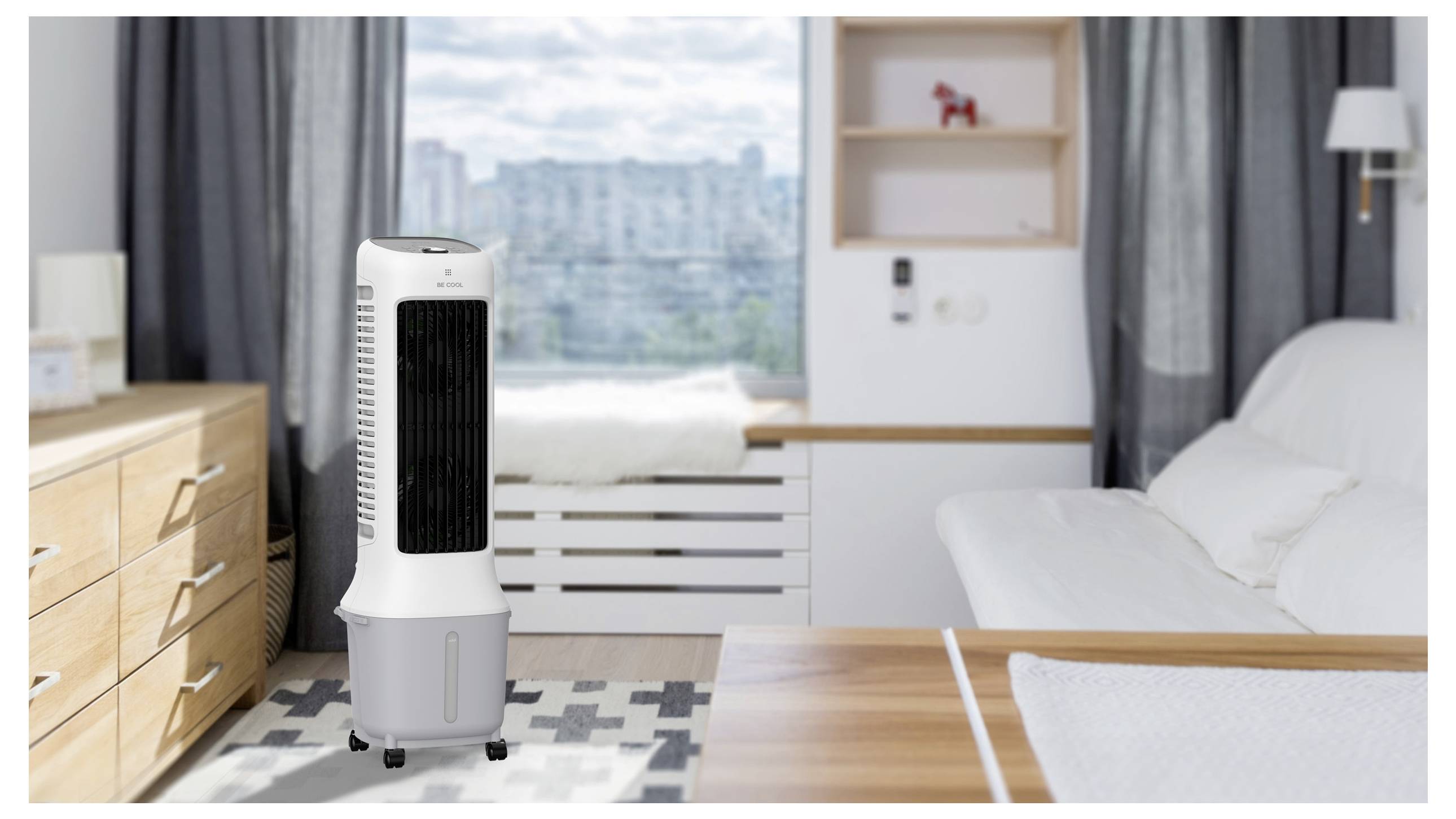 Ein modernes Wohnzimmer mit einem weißen mobilen Luftkühler. Der Raum verfügt über große Fenster, Möbel aus hellem Holz und ein weißes Sofa.