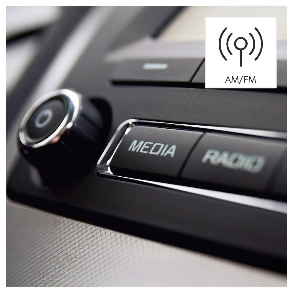 Nahaufnahme eines Autoradio-Armaturenbretts mit 'MEDIA'- und 'RADIO'-Tasten und einem Drehregler. In der oberen rechten Ecke befindet sich ein AM/FM-Symbol.