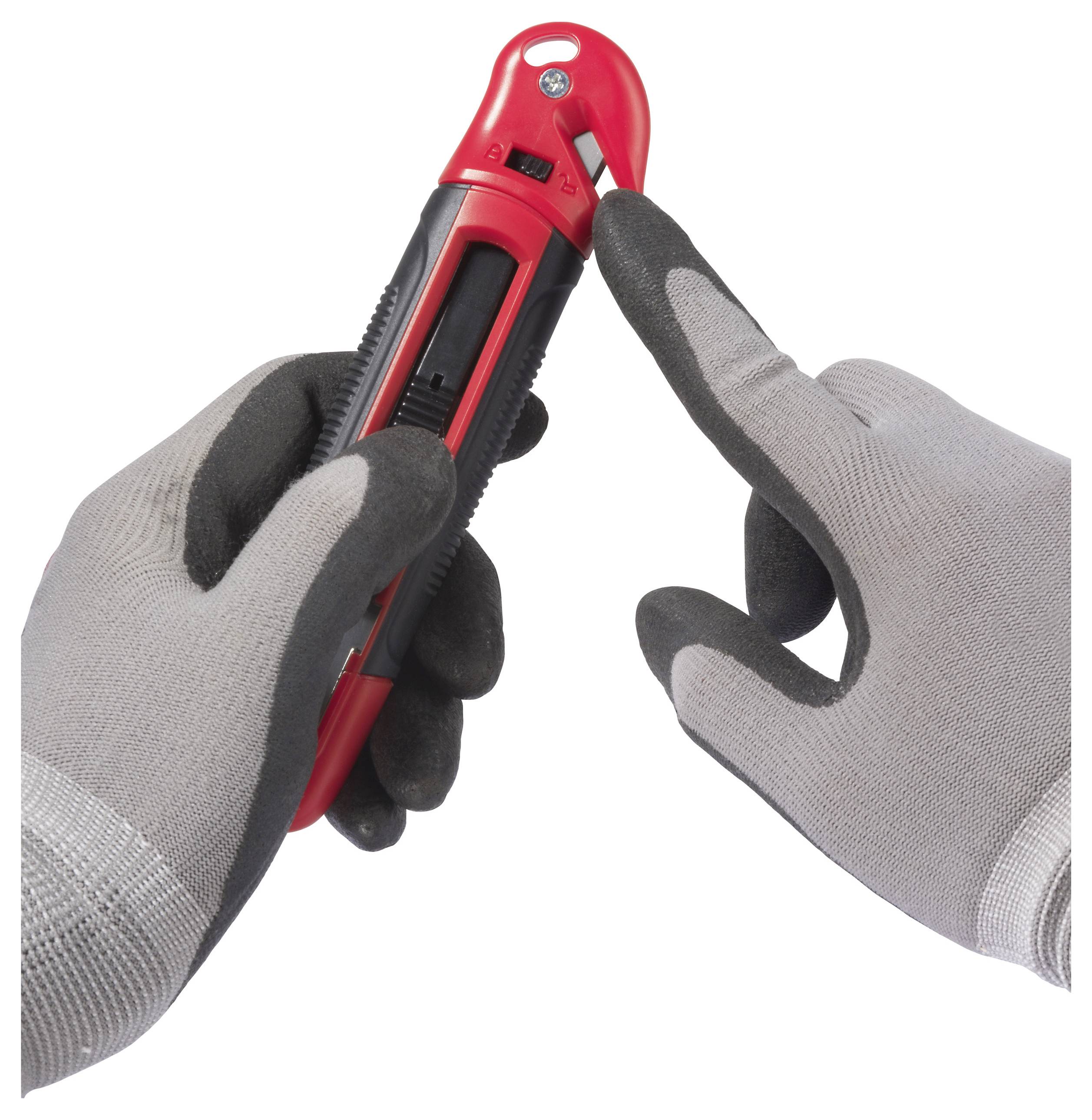 Hände in Handschuhen halten einen roten Cutter, wobei die Anpassung der Klinge gezeigt wird.