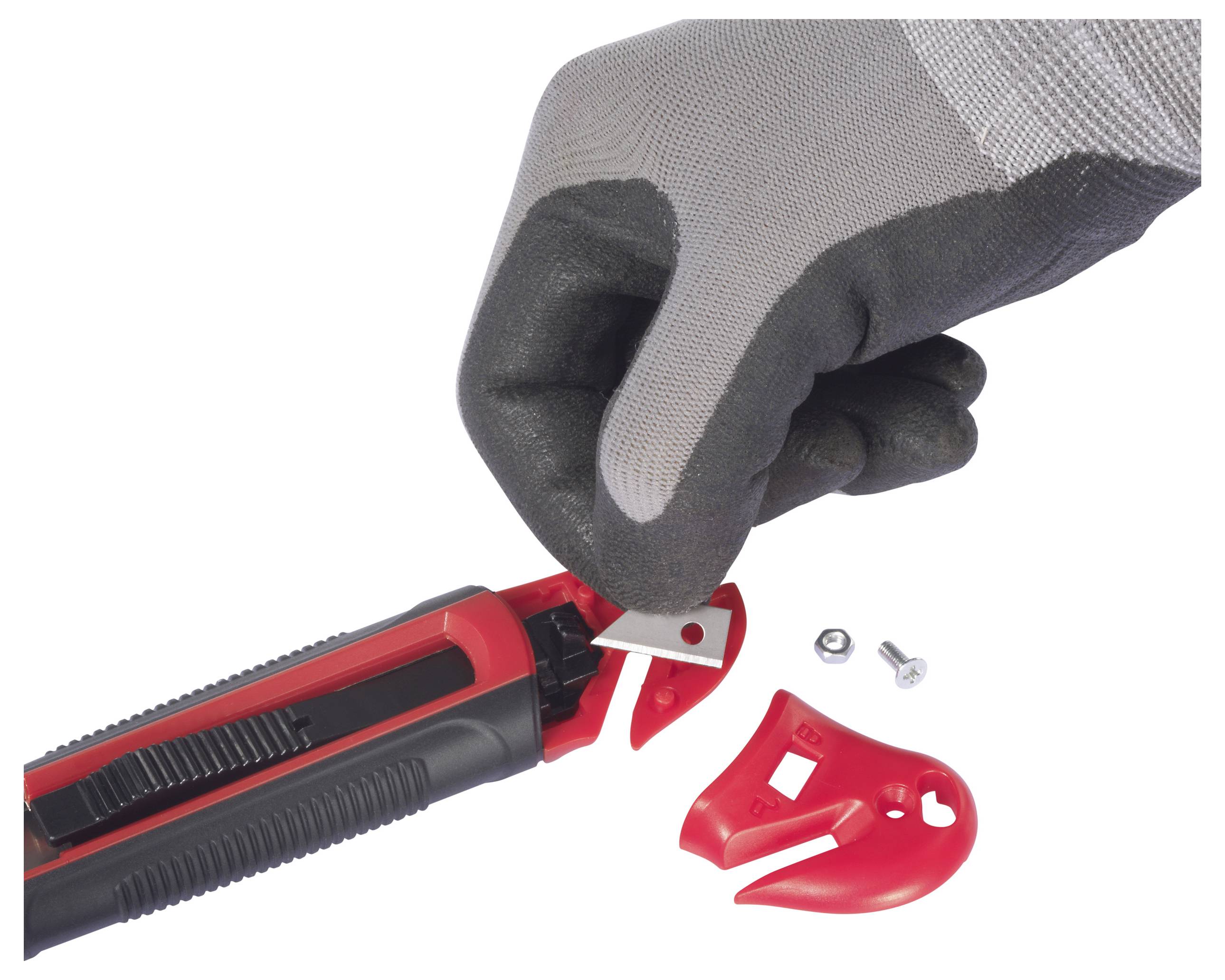 Eine behandschuhte Hand ersetzt die Klinge eines roten Universalmessers. Eine Schraube und eine kleine Abdeckung liegen daneben und deuten auf einen Klingenwechselprozess hin.