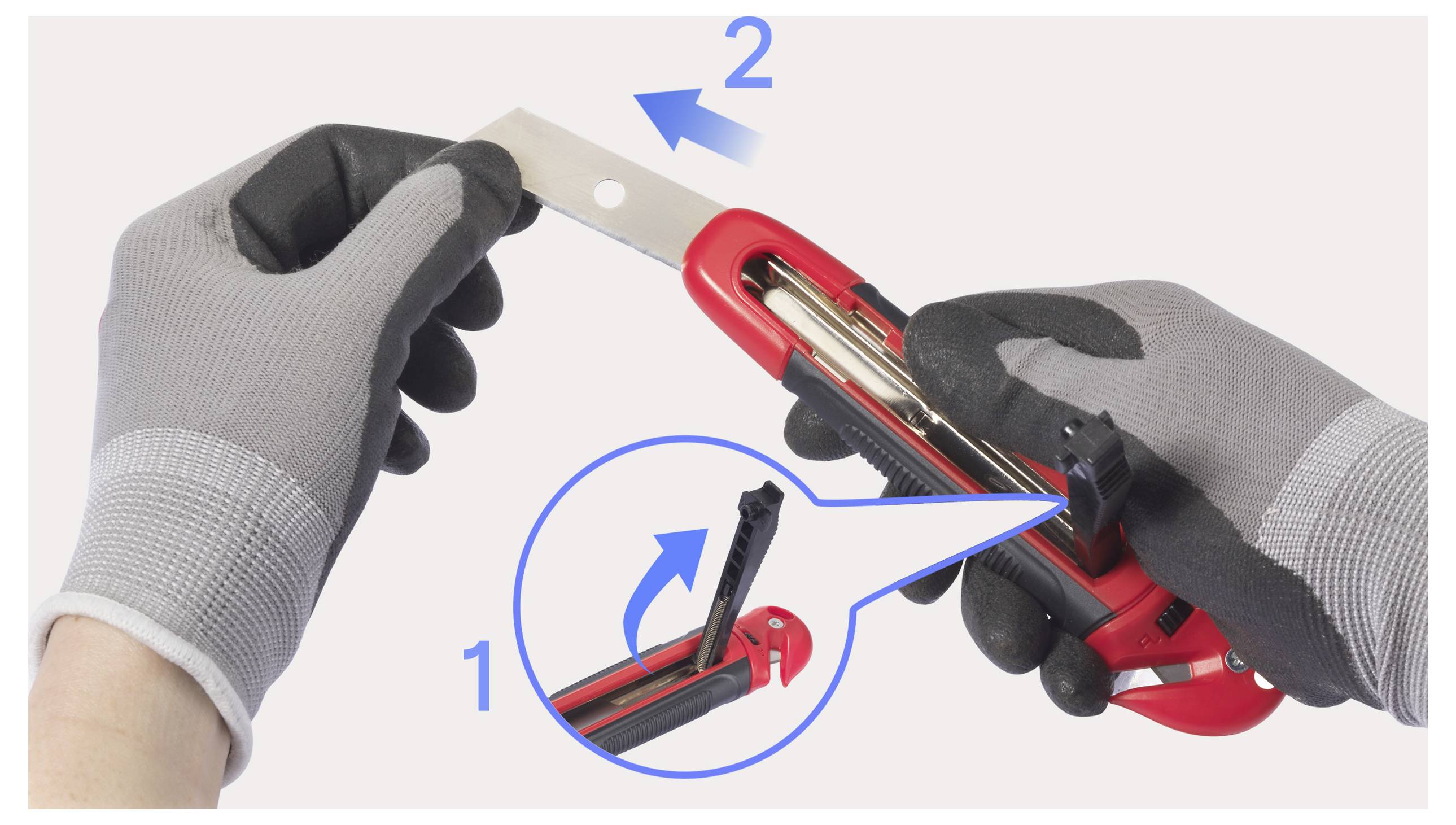 Zwei Hände in grauen Handschuhen zeigen das Einsetzen und Entfernen einer Schaberkklinge. Pfeile zeigen die Schritte für einen sicheren Klingenwechsel an.