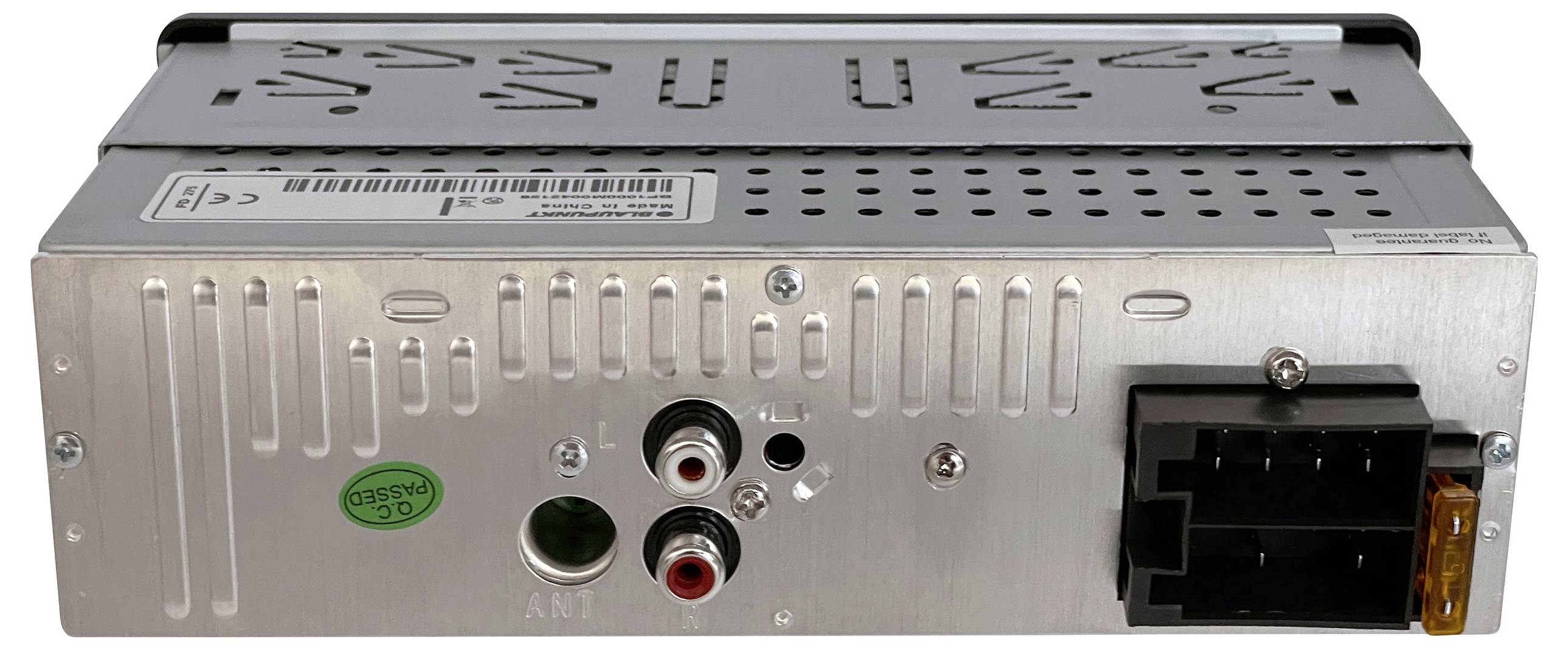 Rückansicht einer Autoradioeinheit mit verschiedenen Anschlüssen für Audio-Ein- und Ausgänge, einschließlich RCA-Buchsen und einem Stromversorgungsanschluss.