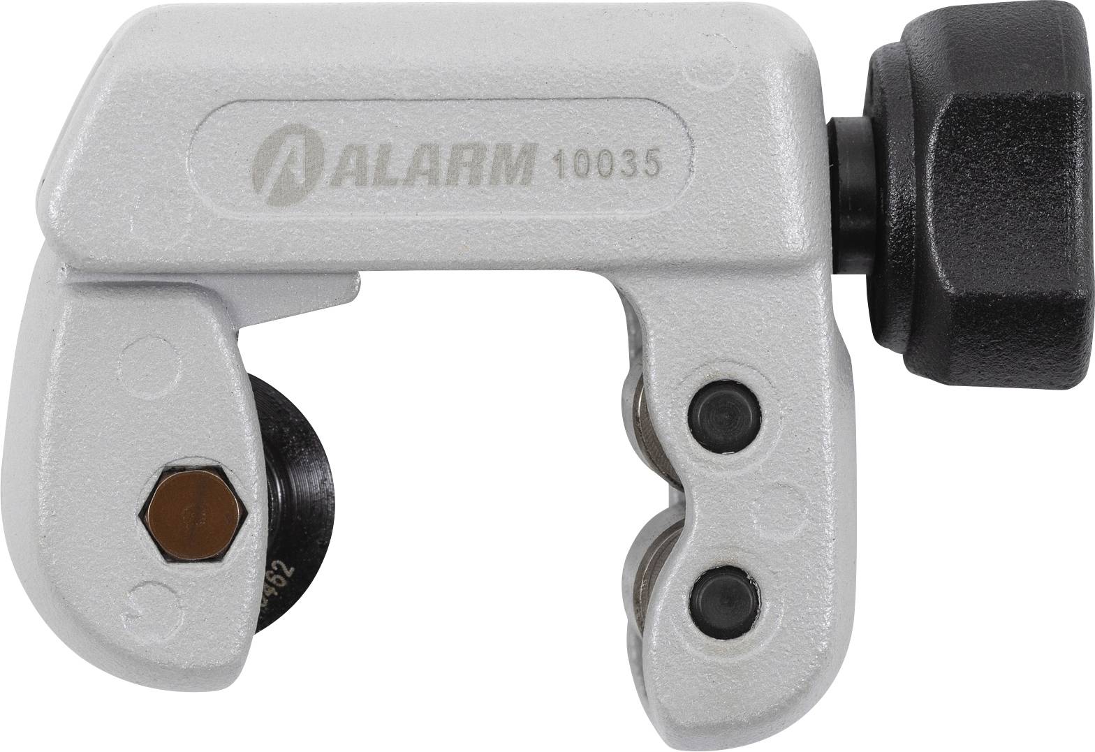 Ein kleiner, metallener Rohrabschneider mit einem rotierenden Schneidrad links und einem Griff rechts, beschriftet mit 'ALARM 10035'.