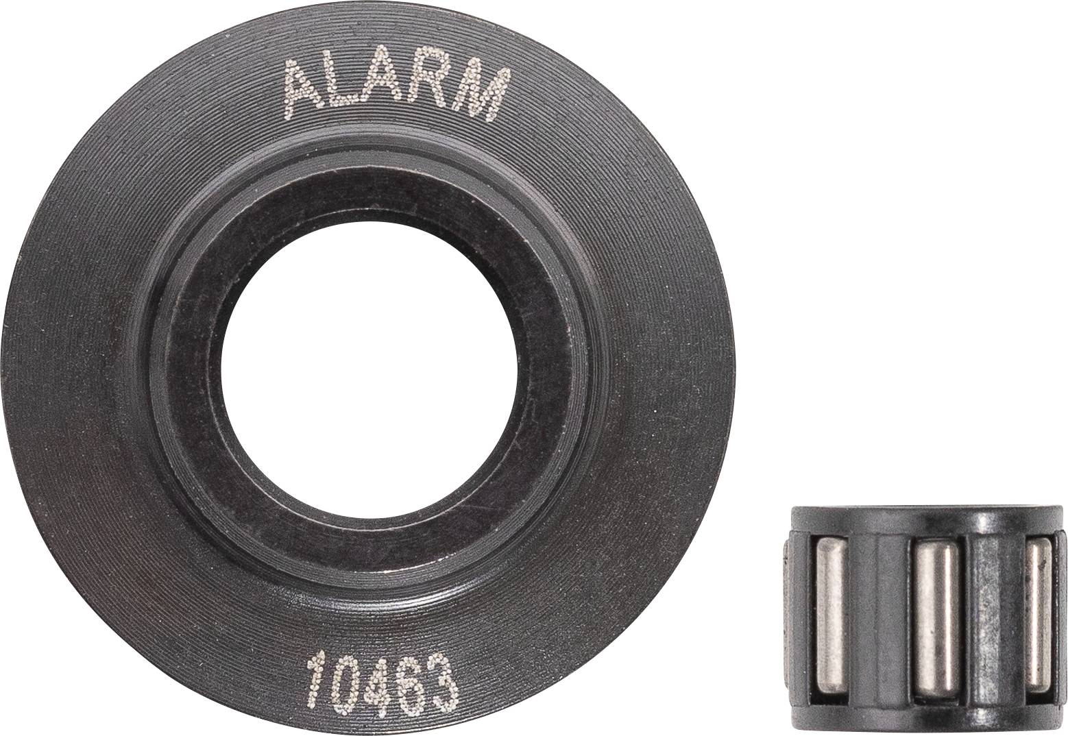 Eine schwarze kreisförmige Komponente, die auf ihrer Oberfläche mit ‚ALARM 10463' beschriftet ist, wird neben einem kleineren zylindrischen Lager mit sichtbaren Metallrollen gezeigt.