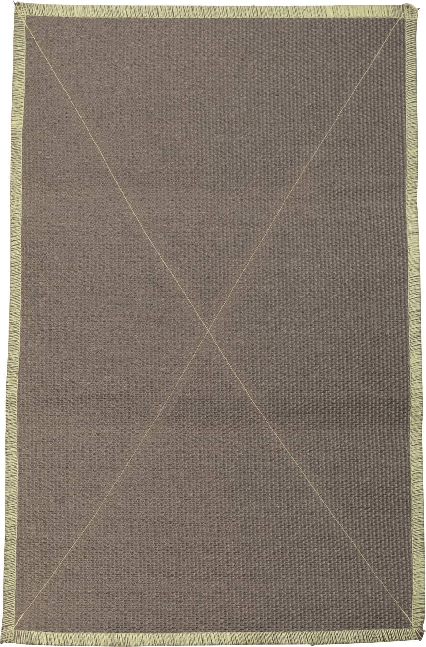 Ein rechteckiger, erdfarben Teppich mit gefransten Kanten und dezenten Kreuzlinienmustern über seine gesamte Oberfläche, der ein schlichtes und dabei elegantes Design kreiert.