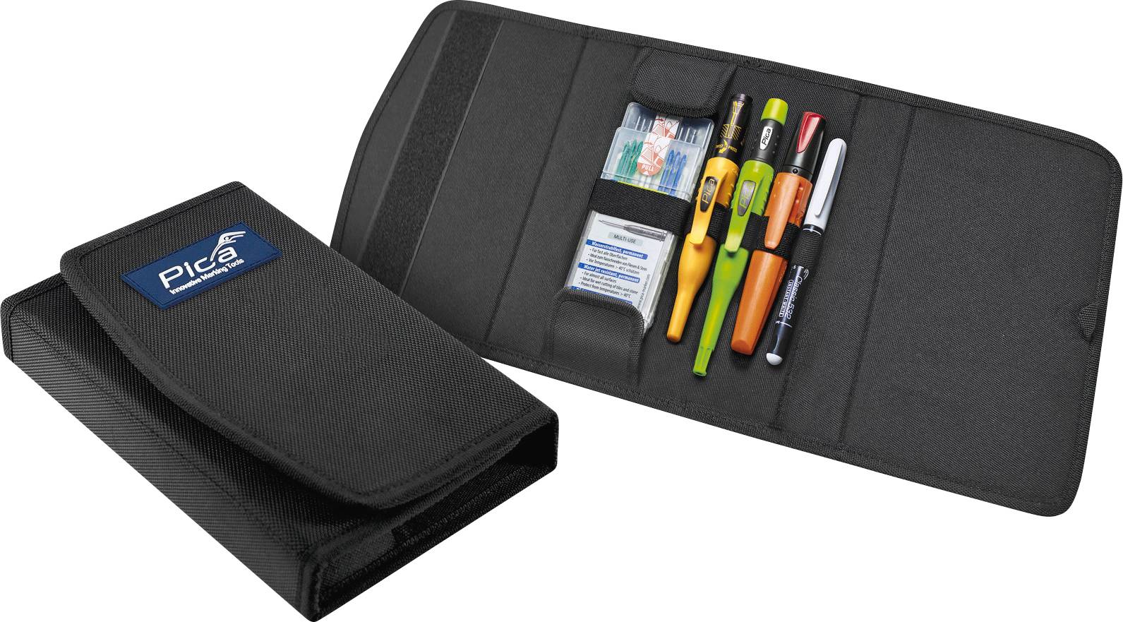 Eine schwarze Stiftetasche ist geöffnet und zeigt Marker und Zubehör, die im Inneren organisiert sind. Eine weitere geschlossene Tasche liegt daneben und trägt das 'Pica' Logo.