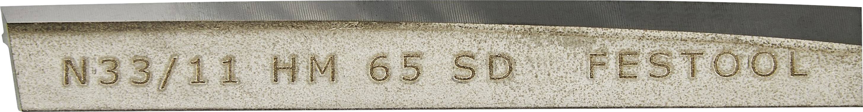 Eine Nahaufnahme eines Werkzeugs mit Gravuren 'N33/11 HM 65 SD FESTOOL' auf einer metallischen Oberfläche, die wahrscheinlich das Modell oder die Spezifikationen anzeigt.