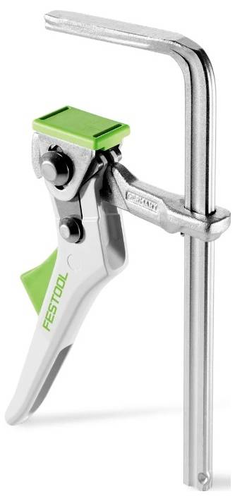 Eine metallische Schnellspannklemme mit einem grünen Schieber und der Markenaufschrift 'FESTOOL'. Wird zum sicheren Halten von Objekten beim Holzarbeiten oder in der Baubranche verwendet.