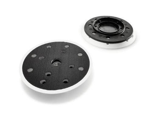 Zwei runde, schwarze Schleifscheiben mit mehreren Löchern, die zum Schleifen von Oberflächen verwendet werden; eine Scheibe ist nach vorne gerichtet und die andere nach hinten.