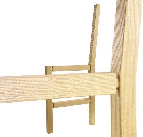 Ein teilweise zusammengebauter Holzstuhl mit sichtbarer Verbindungskonstruktion, der die Verbindung der Beine und des Sitztragwerks zeigt.