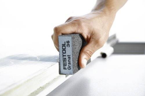 Eine Hand hält einen Festool-Schleifblock mit der Bezeichnung 