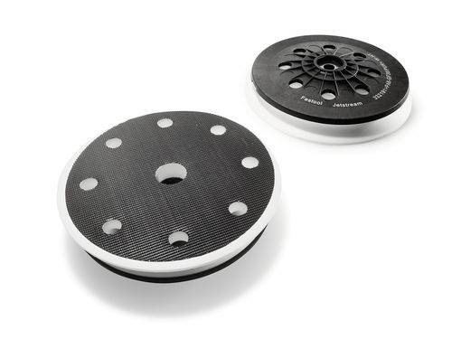 Zwei schwarze, kreisförmige Schleifpads mit Löchern, eines im Vordergrund mit einer strukturierten Oberfläche, das andere im Hintergrund mit einer beschrifteten Unterseite.