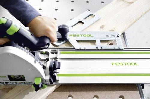 Eine Person, die eine Festool-Kreissäge verwendet, um Holz zu schneiden, mit Fokus auf präzises Sägen mit einer Führungsschiene auf einer Werkbank.
