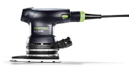 Ein Festool DTS 400 REQ Schleifer mit einem dreieckigen Schleifpad, entwickelt für präzises Schleifen in Ecken und engen Bereichen.