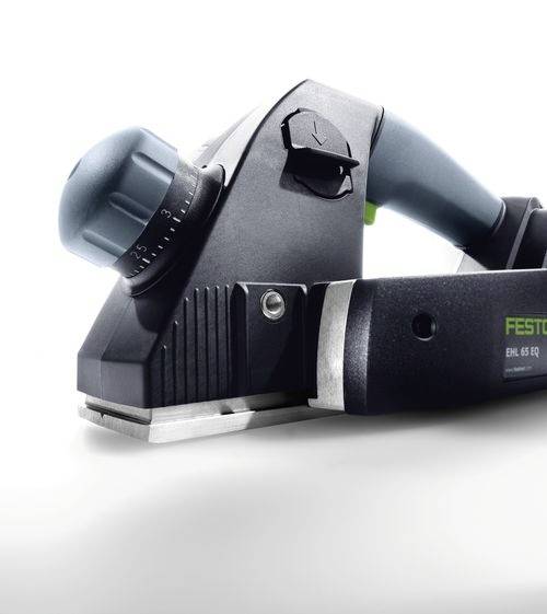 Ein handgehaltener elektrischer Hobel mit einstellbarer Tiefeneinstellungsskala und ergonomischem Griff, entwickelt zum Glätten von Holzoberflächen.