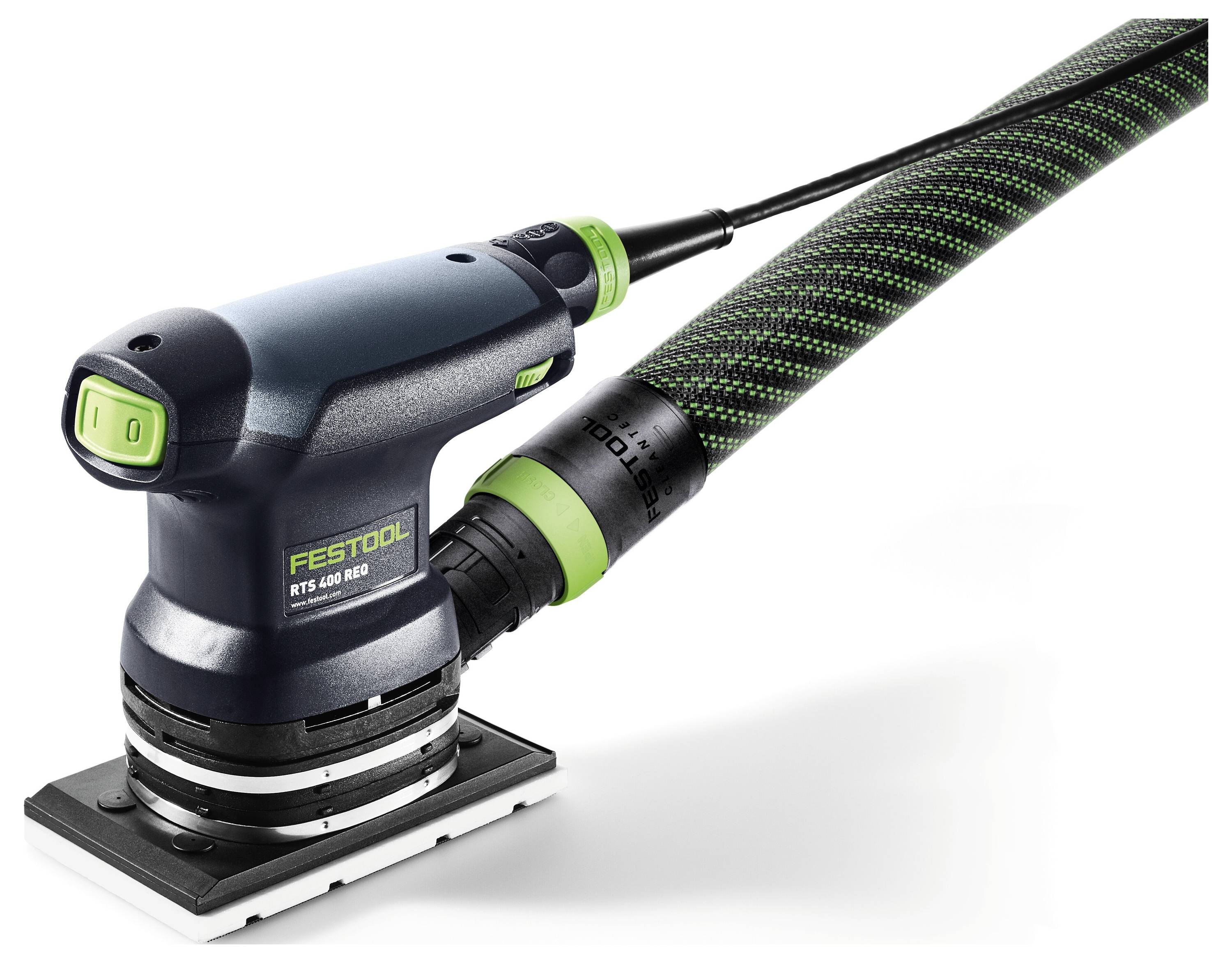 Ein Festool RTS 400 REQ Rechteck-Exzenterschleifer liegt schräg angewinkelt und an einen Absaughaken angeschlossen. Er verfügt über ergonomische Eigenschaften und ein kompaktes Design.