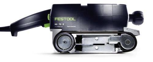 Eine schwarze und grüne Handbandsäge mit der Aufschrift 'Festool BS 75 E' an der Seite, die den Schleifbandmechanismus zeigt.
