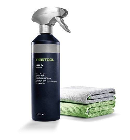 Eine Flasche Festool MPA F+ Reinigungsmittel neben zwei gefalteten Mikrofasertüchern, eines grau und eines grün, auf einem weißen Hintergrund.