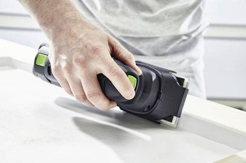 Eine Person verwendet eine tragbare elektrische Schleifmaschine auf einer Holzoberfläche und konzentriert sich darauf, das Material zu glätten und zu finish zu bringen.