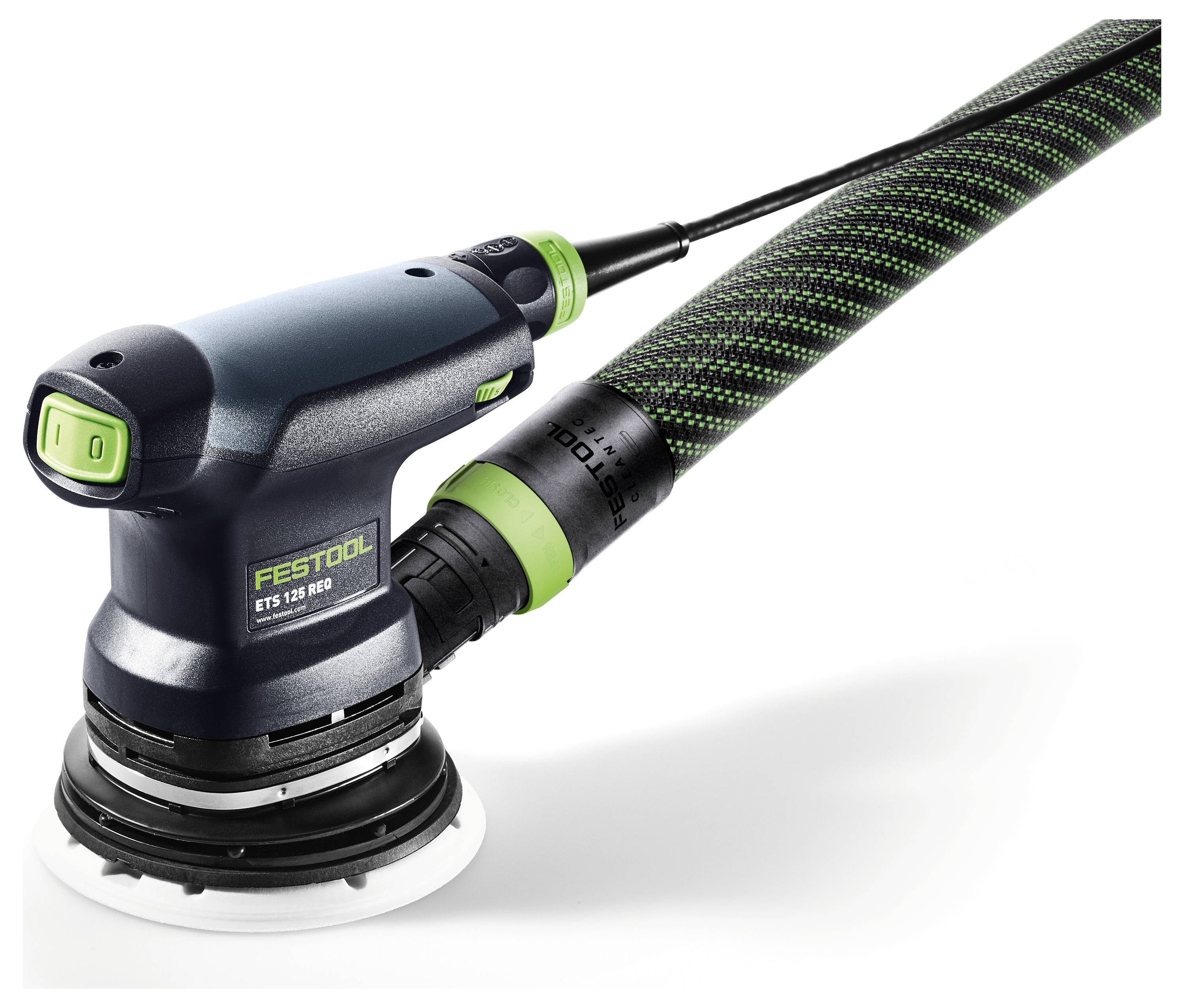 Eine schwarze und grüne Festool ETS 125 REQ Exzenterschleifer mit angeschlossenem Entstaubungsschlauch, in einem Winkel positioniert, um das Design und die Bedienelemente zu zeigen.