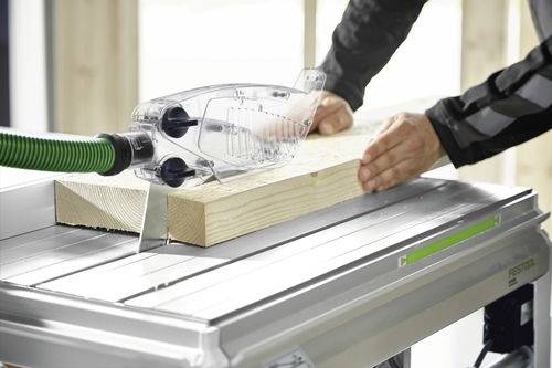 Eine Person verwendet eine Kreissäge, um ein Holzbrett zu schneiden, wobei die Hände das Holz führen und ein transparenter Sägeschutz die Sicherheit während des Betriebs gewährleistet.