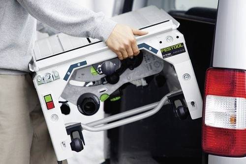 Eine Person lädt eine kompakte, silberne Festool-Maschine, die mit Rädern ausgestattet ist, in ein Auto und demonstriert damit deren tragbare Konstruktion und einfache Transportierbarkeit.