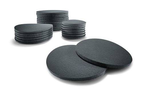 Stapel von runden, dunklen Scheiben unterschiedlicher Größen sind vor einem weißen Hintergrund ausgestellt.