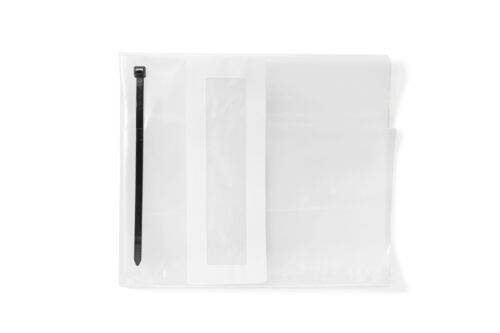 Ein weißer Plastikumschlag mit einem vertikalen schwarzen Kabelbinder und einem transparenten Fenster an einer Seite, verwendet für Verpackung oder Versand.