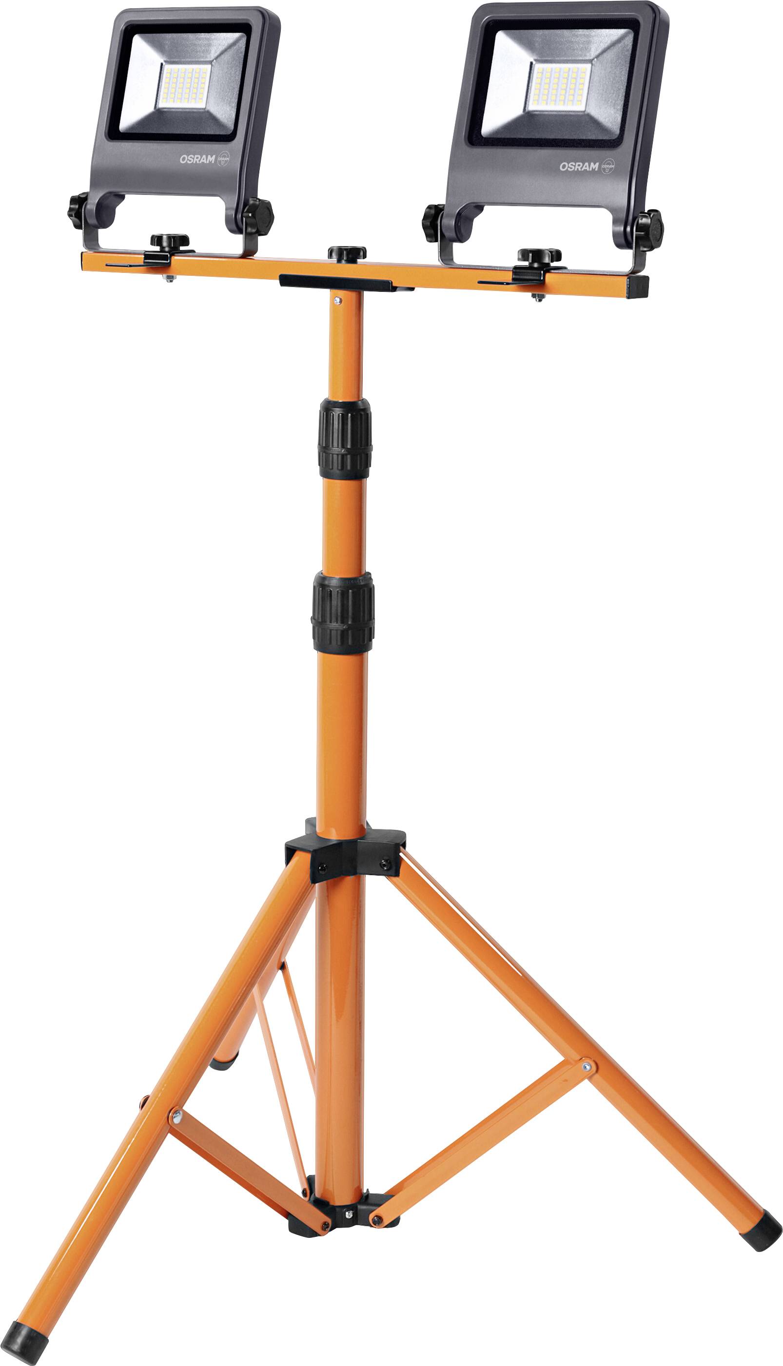 Ein orangefarbener, verstellbarer Stativ-Arbeitsscheinwerfer mit zwei LED-Flutlichtern, konzipiert für den Einsatz auf Baustellen oder in Fotografie-Umgebungen.