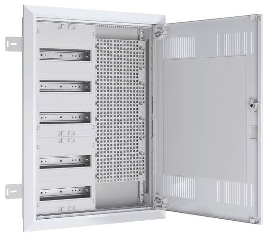 Elektrische Verteilerdose mit leeren Slots für Sicherungsautomaten, an einer Wand montiert. Verteilerkasten und Scharniere sind sichtbar und zeigen den Installationsbereich.