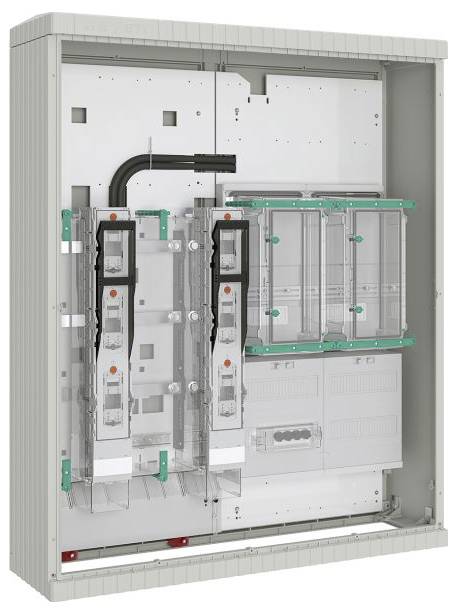 Ein elektrischer Verteilerschrank mit mehreren Sicherungsautomaten, untergebracht in einem grauen Metallgehäuse. Sichtbare Kabel und Schutzabdeckungen vorhanden.