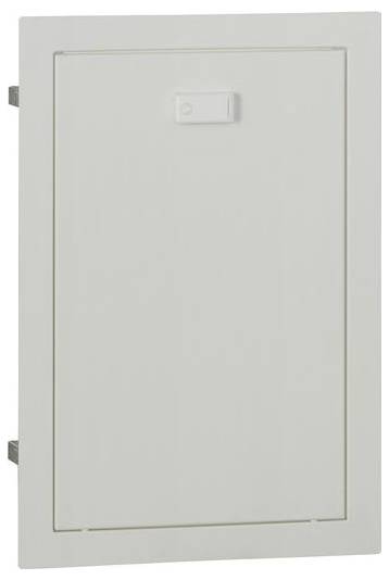 Eine geschlossene weiße rechteckige Zugangsklappe mit einem kleinen Griff, an einer Wand montiert.