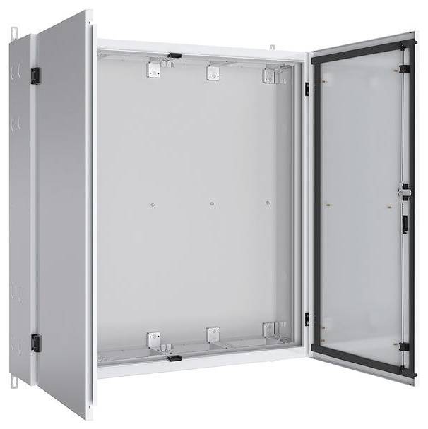 Offene graue Metallstromverteilung mit doppelten Scharniertüren, eine transparente rechte Tür aufweisend. Das Innere ist leer mit Befestigungsbügeln.
