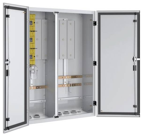 Elektrische Verteilerschrank geöffnet, zeigt interne Sicherungsautomaten, Kupferschienen und Verdrahtungskomponenten, die für industrielle Anwendungen angeordnet sind.