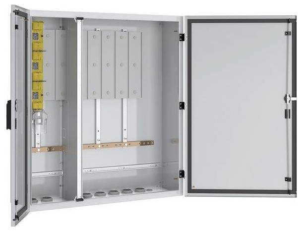 Elektrische Schaltanlage mit mehreren Bedienpanels und Schaltern, mit einer großen offenen Tür rechts und sichtbaren Verdrahtungskomponenten im Inneren.