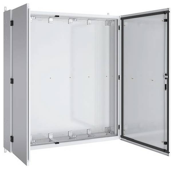 Ein offener Metallschrank mit einer transparenten Fronttür, der ein leeres Inneres und Metallhalterungen zum Montieren von Geräten offenbart.