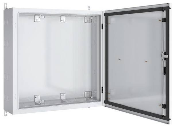 Eine offene weiße Metallbox mit einer Scharnierttür, die einen leeren Innenraum mit Befestigungsbügeln offenbart. Die Fronttür ist transparent mit einer schwarzen Dichtung.