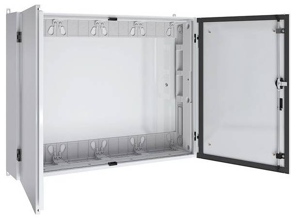 Ein weißes Metallgehäuse für elektrische Komponenten mit einer offenen Tür, die einen geräumigen Innenraum mit Befestigungshalterungen und einem eingesetzten Dichtungsgummi zum Abdichten freilegt.