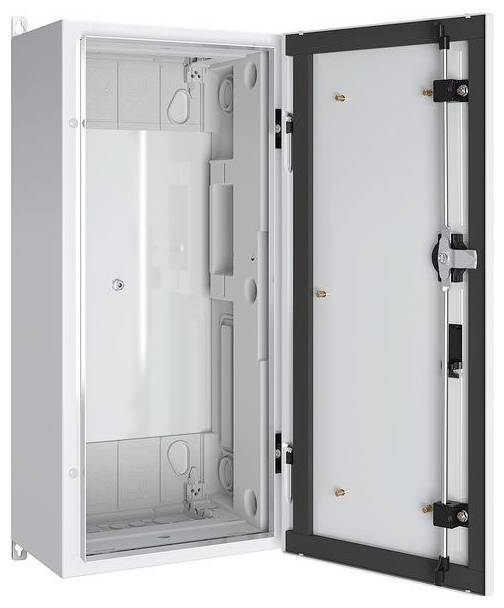 Ein offener Metallschrank für elektrische Anlagen mit einem leeren Innenraum, der Montageplätze für Ausrüstung aufweist und eine abnehmbare Tür für den Zugang besitzt.