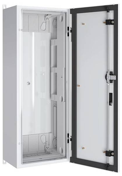 Ein offener Metallschrank mit mehreren Fächern und Befestigungsmöglichkeiten, der typischerweise für die Installation von elektrischer oder Netzwerkausrüstung verwendet wird.