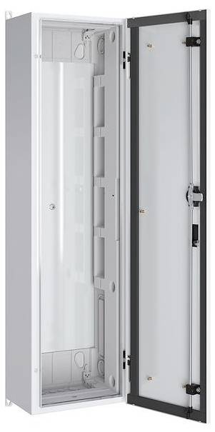 Ein offener Metallschaltschrank, der den internen Raum für Verkabelung und Komponenten zeigt, mit einer Tür mit Scharnier auf der rechten Seite.