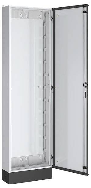 „Elektrische Verteilerschrank mit einer Scharniertür geöffnet, der mehrere Fächer und Montagebereiche im Inneren zeigt, vor einem neutralen Hintergrund.