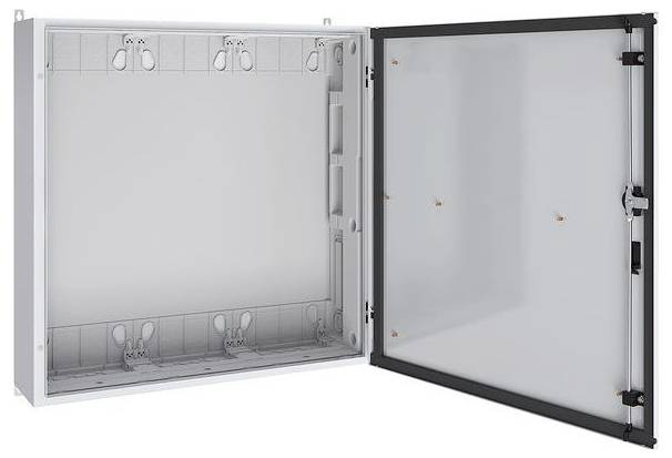 Ein offener, wandmontierter elektrischer Schaltschrank mit Metallrahmen und mehreren Befestigungspunkten im Inneren, der zur Unterbringung von elektrischen Komponenten verwendet wird.