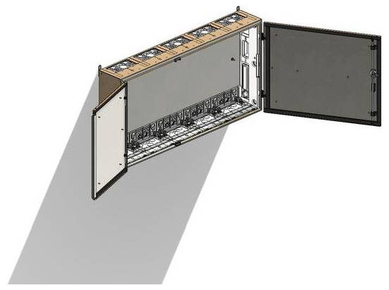 Ein Computerserver-Gehäuse mit einer offenen Tür, das mehrere Kühlventilatoren und Steckplätze für Ausrüstung zeigt und einen langen Schatten wirft.